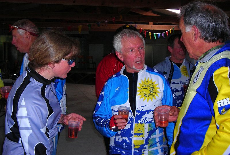 2010-05-09 23 Kerroch C est l heure de l apero.JPG